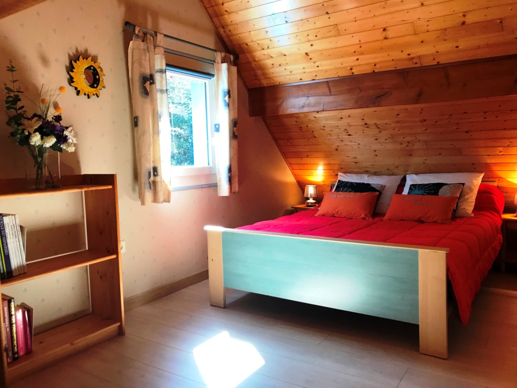 Une chambre du gîte "Le Cabaliros" avec un lit de 140