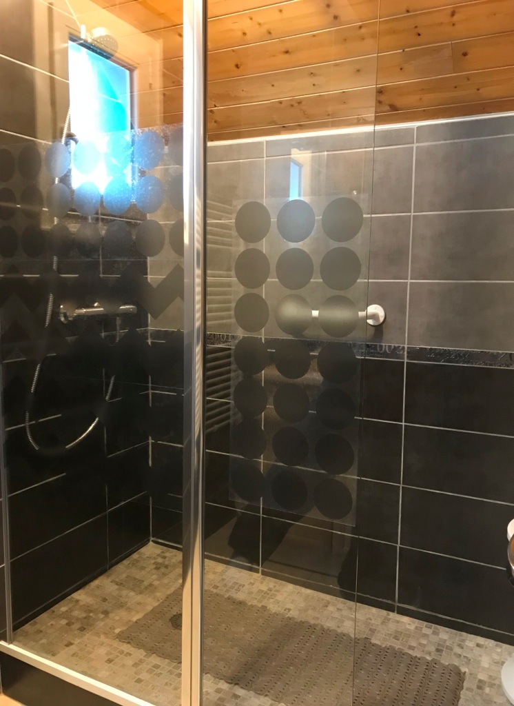 Autre vue de la salle de bain du gîte "Le Cabaliros" avec sa baignoire