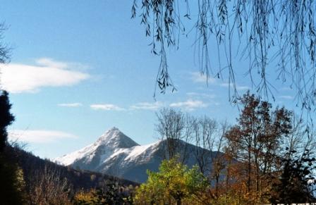 Vue depuis le gîte sur le pic du Viscos